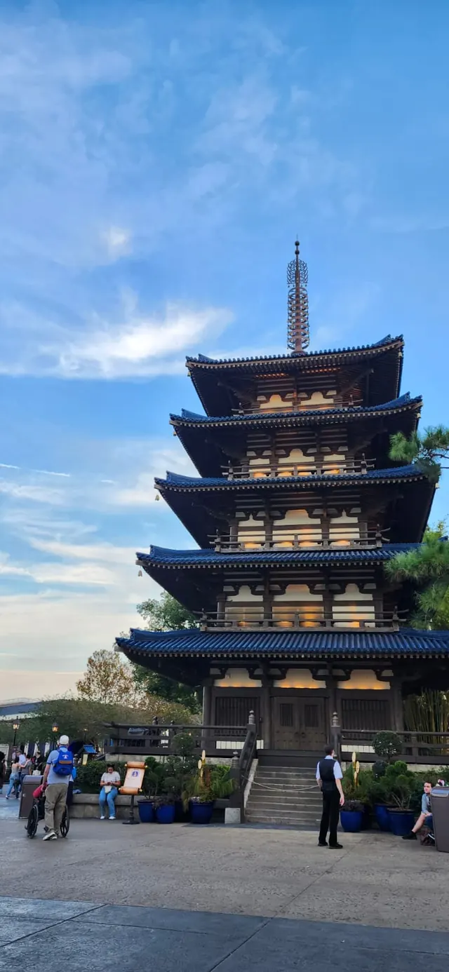 Pagoda de cinco niveles bajo un cielo azul