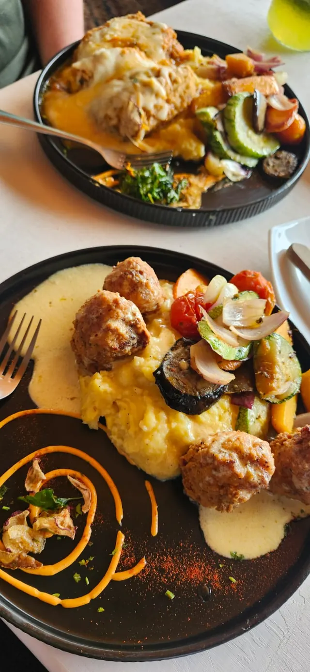 Platos con salsa y vegetales vistos desde arriba