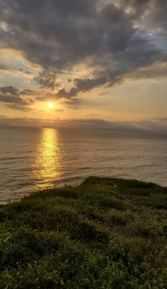 Atardecer sobre el mar desde un acantilado